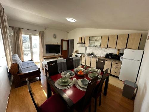 ヴィルにあるRoyal Diana Apartmentsのテーブルと椅子のあるキッチンとダイニングルーム