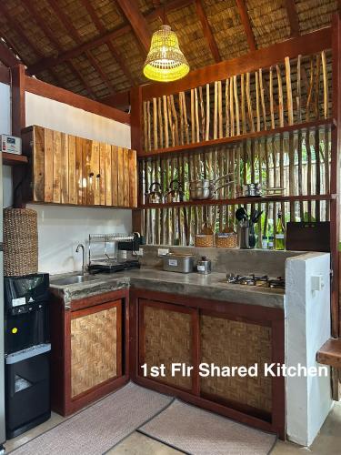 Η κουζίνα ή μικρή κουζίνα στο Wayans Siargao Homestay