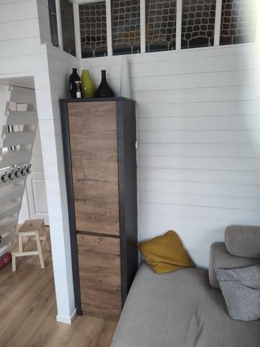 a room with a wooden door and a shelf at Magisch berghuisje met uitzicht op Nationaal Park Fulufjället in Sörsjön