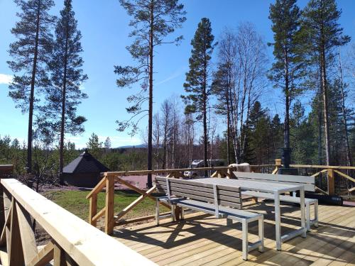 a wooden deck with a bench on top of it at Magisch berghuisje met uitzicht op Nationaal Park Fulufjället in Sörsjön