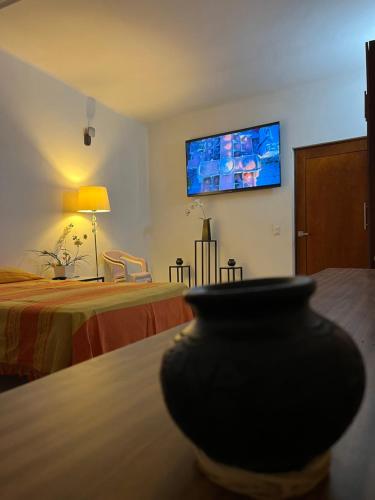 un vaso nero seduto su un tavolo in una stanza di San Fernando Hostal a Città di Oaxaca