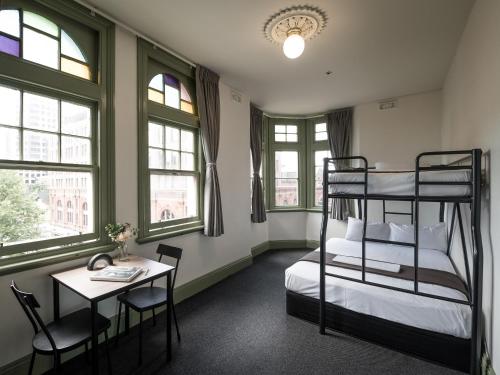 Postel nebo postele na pokoji v ubytování Sydney Central Inn