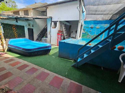 圣玛尔塔Oh la la的有台球桌和充气玩具的房子