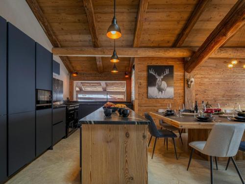 - une cuisine avec une grande île dans une chambre dans l'établissement Chalet HappySnow, au Grand-Bornand