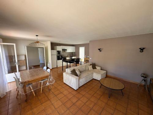 un salon avec un canapé et une table dans l'établissement Villa Manaha - 6pers - clim - proche plage, à Lapalme