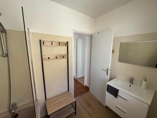 une salle de bain avec douche et lavabo dans l'établissement Villa Manaha - 6pers - clim - proche plage, à Lapalme