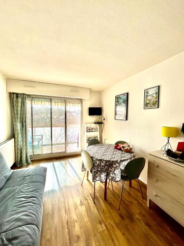 un salon avec une table et un canapé dans l'établissement Totally Cosy place - 3 people - 600 m de la plage, à Arcachon