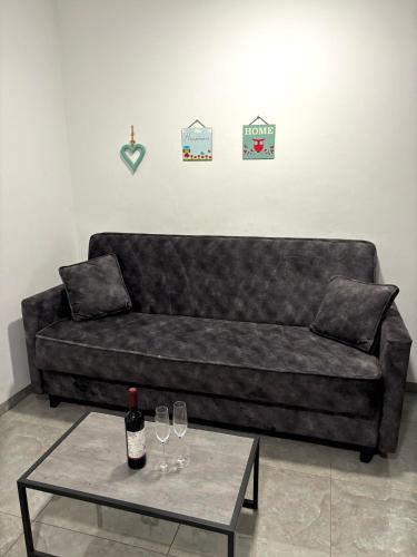 a living room with a couch and a table with wine glasses at אירוח אריאל in Hagoshrim