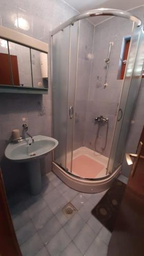 a bathroom with a shower and a sink at Apartman Miljenko TERASEA in Murter