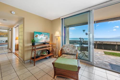 un soggiorno con vista sull'oceano di Nohonani 103 a Kahana