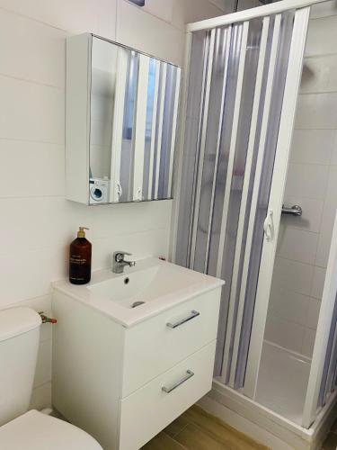 une salle de bain blanche avec un lavabo et une douche dans l'établissement Villa Club Mer Belle, à Sanary-sur-Mer