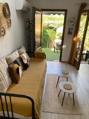 un salon avec un canapé et deux tables dans l'établissement Villa Club Mer Belle, à Sanary-sur-Mer