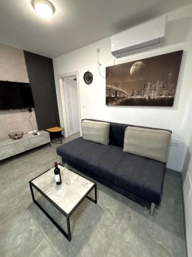 a living room with a couch and a table at אירוח אריאל in Hagoshrim