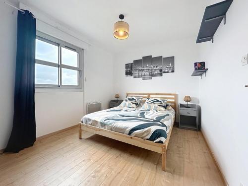 une chambre avec un lit et une fenêtre dans l'établissement Appartement 2 personnes - Stade rugby Yves du Manoir, à Montpellier