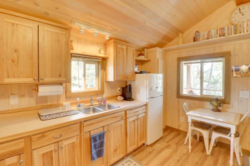 Kuchyň nebo kuchyňský kout v ubytování Lake Access, Deck Rustic Retreat in Kalispell!