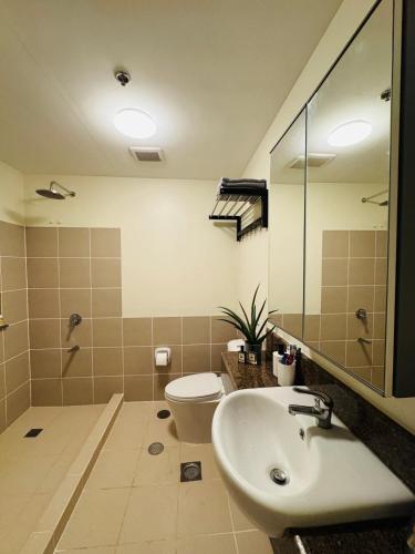 Ένα μπάνιο στο Metro Zen at DMCI Satori Residence 1br