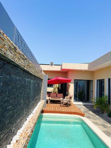 een zwembad voor een huis bij Les Résidences KYM in Yamoussoukro