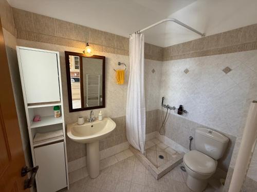 Koupelna v ubytování Anavyssos Garden House