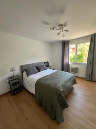 une chambre avec un lit et un ventilateur de plafond dans l'établissement Villa piscine Marseille, à Marseille