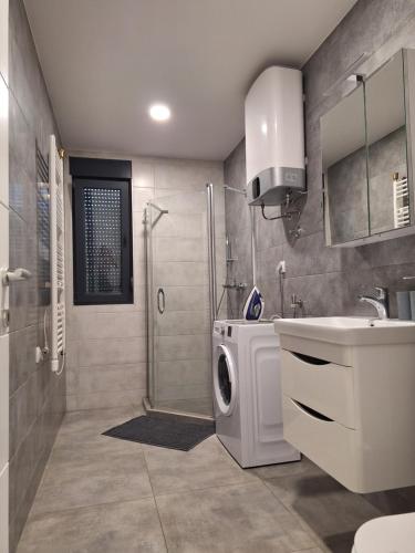 Koupelna v ubytování Apartman CENTAR NEVA