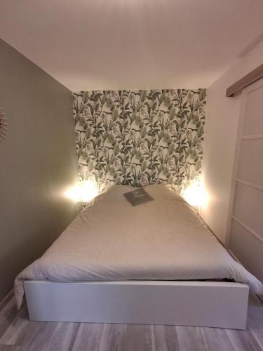 - une chambre dotée d'un lit avec une tête de lit et des lumières dans l'établissement Cocoo'Nimes avec terrasse, à Nîmes