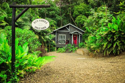 Taman di luar Aconchego dos Pássaros