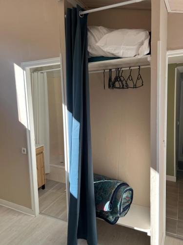 Photo de la galerie de l'établissement T2 avec terrasse et parking, à Luchon