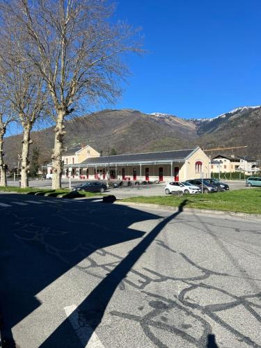 Photo de la galerie de l'établissement T2 avec terrasse et parking, à Luchon