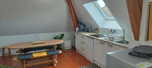 une petite cuisine avec une table et un évier dans l'établissement Grand 2 pièces, super équipé, 2 pas du centre-ville 