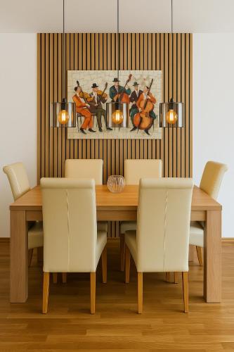 comedor con mesa de madera y sillas blancas en LUMA Residence Bad Waldsee, en Bad Waldsee