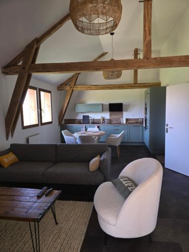 un salon avec un canapé et une table dans l'établissement Hébergement calme et ressourçant, à Meyrals