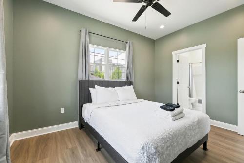 a bedroom with a bed with a ceiling fan at StayAE Downtown - 1BR Apartment, Second Floor in Baton Rouge