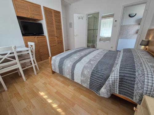 Postel nebo postele na pokoji v ubytování Roxanna Apartman
