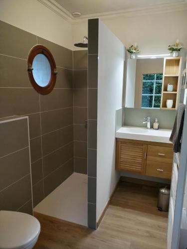 une salle de bain avec douche et lavabo dans l'établissement Coté Marais, à Chaillé-les-Marais