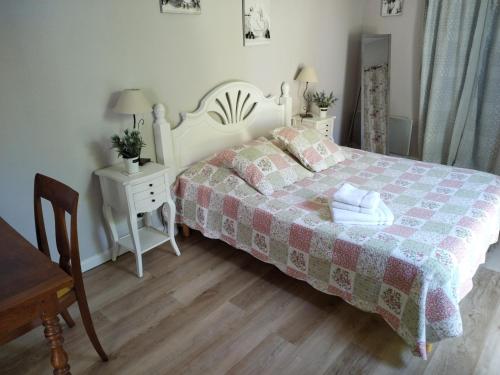 une chambre avec un lit avec une couette dessus dans l'établissement Coté Marais, à Chaillé-les-Marais