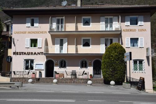 a large building on the side of a street at Hotel Mondschein in Plaus