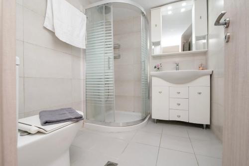 FilOikos 130sqm Athenian Retreat Sleeps up to 8 with Huge Terrace