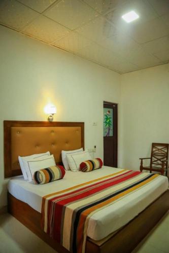 Ένα ή περισσότερα κρεβάτια σε δωμάτιο στο Anuradhapura Hotel Moonstone