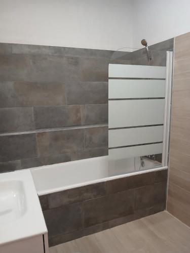 une salle de bain avec un lavabo et un miroir dans l'établissement T3 à 10 minutes de l'aéroport de Bastia Poretta, à Biguglia