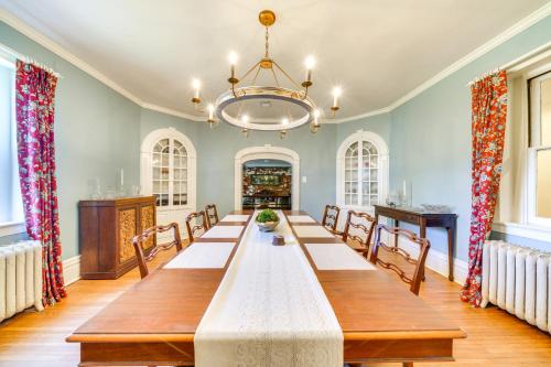 Χώρος καθιστικού στο Historic and Spacious Family Home in Nicholasville!