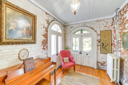 Χώρος καθιστικού στο Historic and Spacious Family Home in Nicholasville!