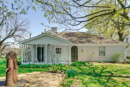 Κήπος έξω από το Historic and Spacious Family Home in Nicholasville!