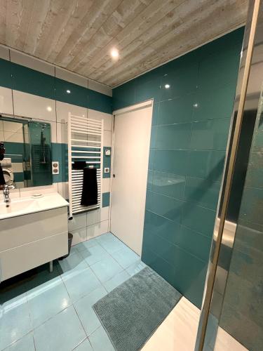 une salle de bain avec un lavabo et une douche en verre dans l'établissement Chalet avec vue panoramique, à Garin