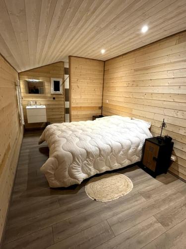 une chambre avec un lit et un lavabo dans l'établissement Chalet avec vue panoramique, à Garin