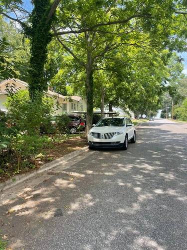Imagen de la galería de Downtown Gem- Walking Distance to Newton Square, en Newton