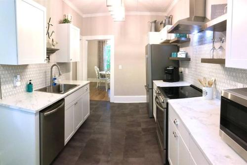 cocina grande con armarios blancos y fregadero en Downtown Gem- Walking Distance to Newton Square, en Newton