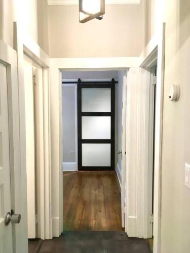 Imagen de la galería de Downtown Gem- Walking Distance to Newton Square, en Newton