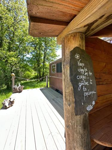 un panneau sur le côté d'un bâtiment en bois dans l'établissement Bus vintage pour retraite en solo à Bugarach, à Bugarach