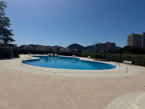 une grande piscine au milieu d'un patio dans l'établissement Appartement dans résidence France, à La Celle-sous-Gouzon