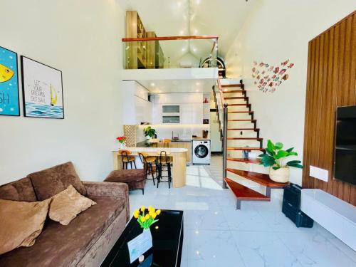 een woonkamer met een bank en een tafel bij Si Mơ Homestay Cát Bà in Cat Ba
